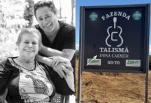 Leonardo e sua mãe, Dona Carmem, em momento de homenagem.