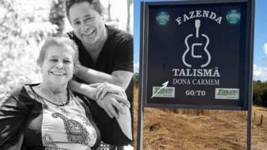 Leonardo e sua mãe, Dona Carmem, em momento de homenagem.