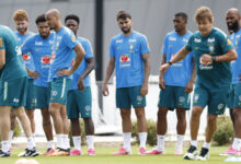 Carlo Ancelotti orienta jogadores da seleção brasileira durante treinamento.