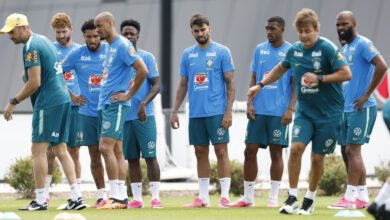 Carlo Ancelotti orienta jogadores da seleção brasileira durante treinamento.