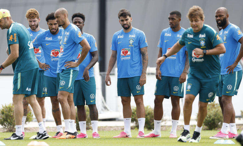 Carlo Ancelotti orienta jogadores da seleção brasileira durante treinamento.