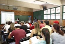 Professora e alunos em sala de aula em Brasília.