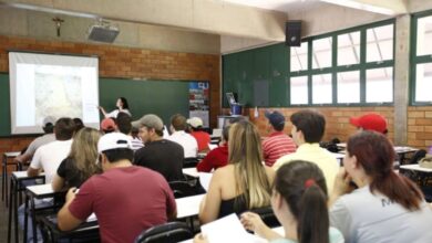 Professora e alunos em sala de aula em Brasília.