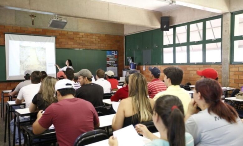Professora e alunos em sala de aula em Brasília.