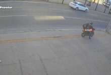 Cena do acidente na Avenida Mutirão com ônibus e moto envolvidos.