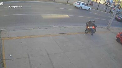 Cena do acidente na Avenida Mutirão com ônibus e moto envolvidos.