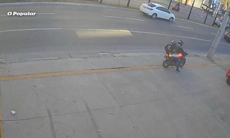 Cena do acidente na Avenida Mutirão com ônibus e moto envolvidos.
