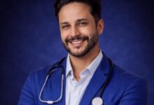 Policiais escoltam homem acusado de ser falso médico em Goiânia.