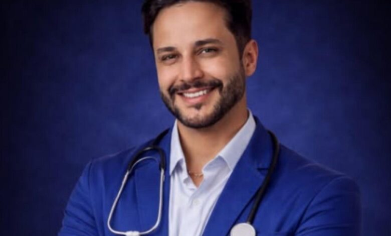 Policiais escoltam homem acusado de ser falso médico em Goiânia.