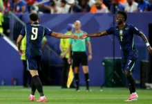 Jogadores da Seleção Brasileira comemoram gol contra o Haiti na Copa do Mundo.