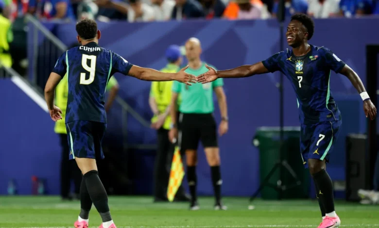 Jogadores da Seleção Brasileira comemoram gol contra o Haiti na Copa do Mundo.