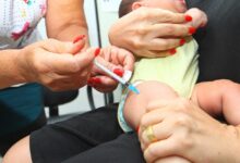 Profissional de saúde administra vacina em paciente em Goiás.
