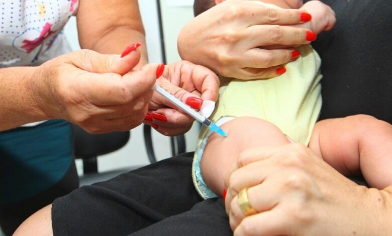 Profissional de saúde administra vacina em paciente em Goiás.