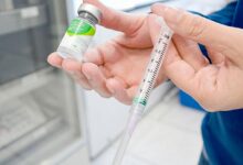 Profissional de saúde preparando vacina contra meningite.
