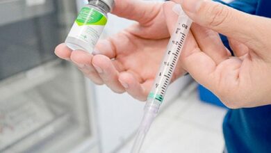 Profissional de saúde preparando vacina contra meningite.