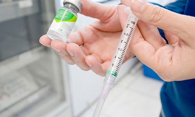 Profissional de saúde preparando vacina contra meningite.