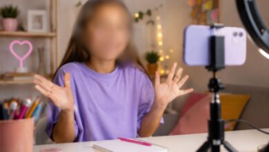 Imagem de uma criança usando um smartphone, simbolizando influenciadores mirins.