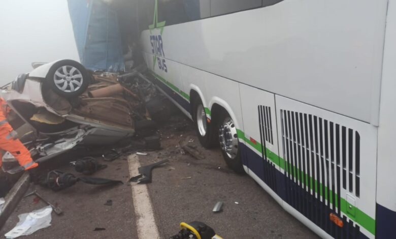 Veículos envolvidos em acidente na BR-262 em Betim.