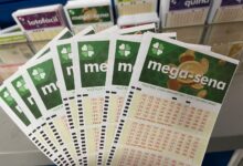 Volante da Mega-Sena com números marcados.