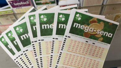 Volante da Mega-Sena com números marcados.