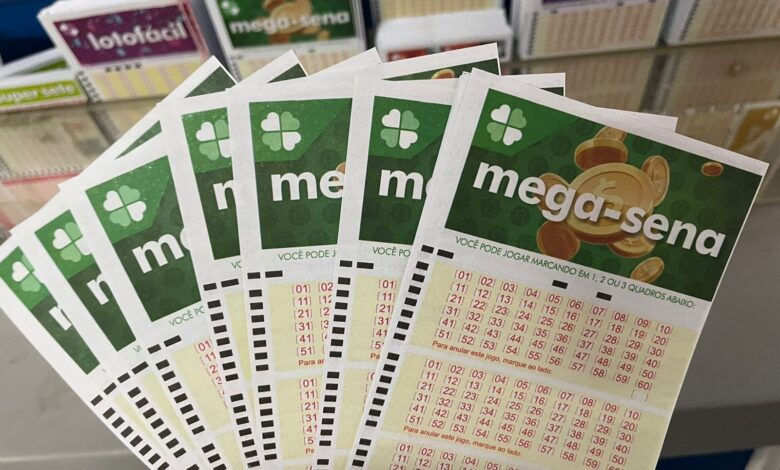 Volante da Mega-Sena com números marcados.