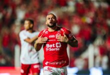 Jogadores do Vila Nova celebrando após vitória contra o Náutico.