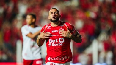 Jogadores do Vila Nova celebrando após vitória contra o Náutico.