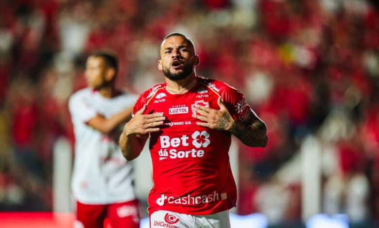Jogadores do Vila Nova celebrando após vitória contra o Náutico.