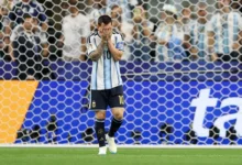 Lionel Messi em campo durante jogo da Copa do Mundo 2026 contra a Áustria.