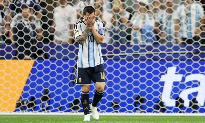 Lionel Messi em campo durante jogo da Copa do Mundo 2026 contra a Áustria.