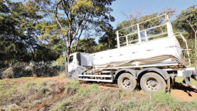 Equipes trabalham na limpeza de bueiros em Goiânia como parte das medidas contra o Super El Niño.