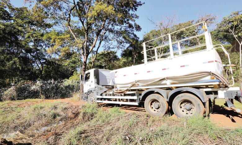 Equipes trabalham na limpeza de bueiros em Goiânia como parte das medidas contra o Super El Niño.