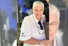Jornalista Fernando Campos sorrindo em evento de automobilismo.