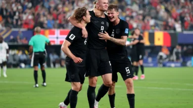Jogadores da Noruega comemorando gol contra Senegal na Copa do Mundo.