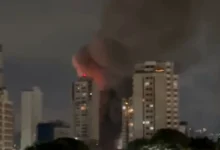 Fumaça e chamas em galpões na Lapa, São Paulo.