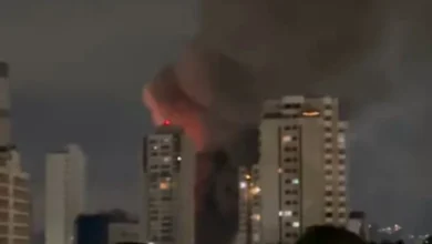 Fumaça e chamas em galpões na Lapa, São Paulo.