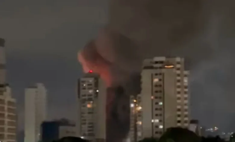 Fumaça e chamas em galpões na Lapa, São Paulo.