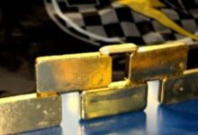 Policiais apreendem barras de ouro em Goiânia, dentro de um carro.