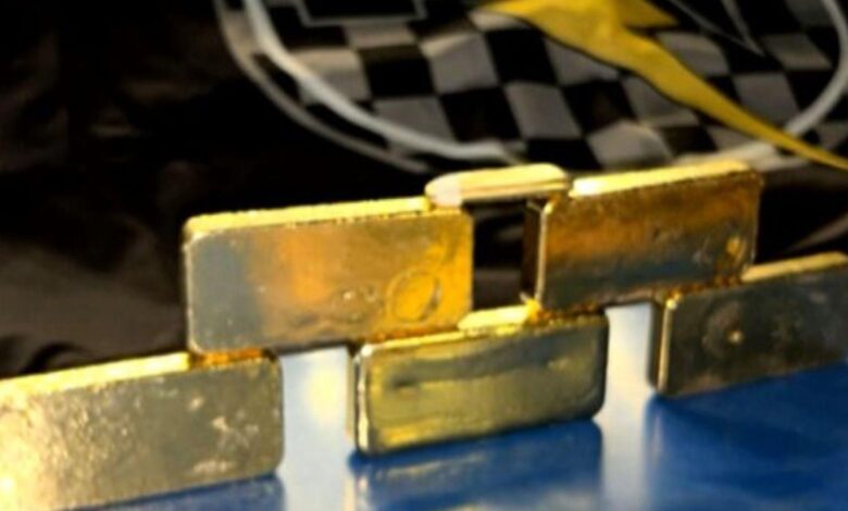 Policiais apreendem barras de ouro em Goiânia, dentro de um carro.
