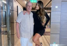 Clara Brasil e Marco Polo del Nero posando juntos em um evento.