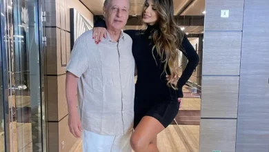 Clara Brasil e Marco Polo del Nero posando juntos em um evento.