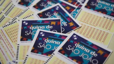 Cartões de aposta da Quina de São João em uma mesa.