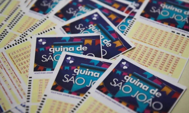Cartões de aposta da Quina de São João em uma mesa.