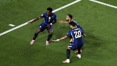 Matheus Cunha, Vinicius Junior e Lucas Paquetá comemoram gol pela Seleção Brasileira.