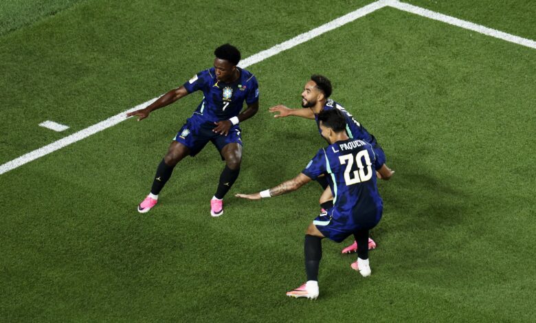 Matheus Cunha, Vinicius Junior e Lucas Paquetá comemoram gol pela Seleção Brasileira.