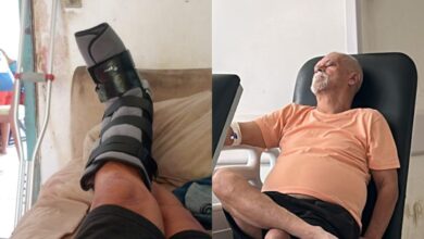 Idoso utilizando bengala para caminhar com segurança.