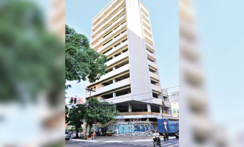 Prédio no Centro de Goiânia que será transformado em moradia popular.
