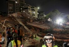 Equipes de resgate em ação em área devastada por terremoto na Venezuela.