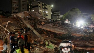 Equipes de resgate em ação em área devastada por terremoto na Venezuela.