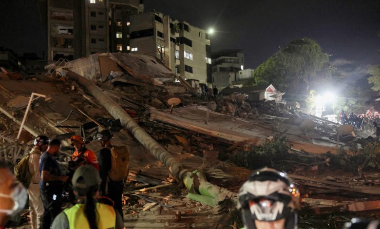 Equipes de resgate em ação em área devastada por terremoto na Venezuela.